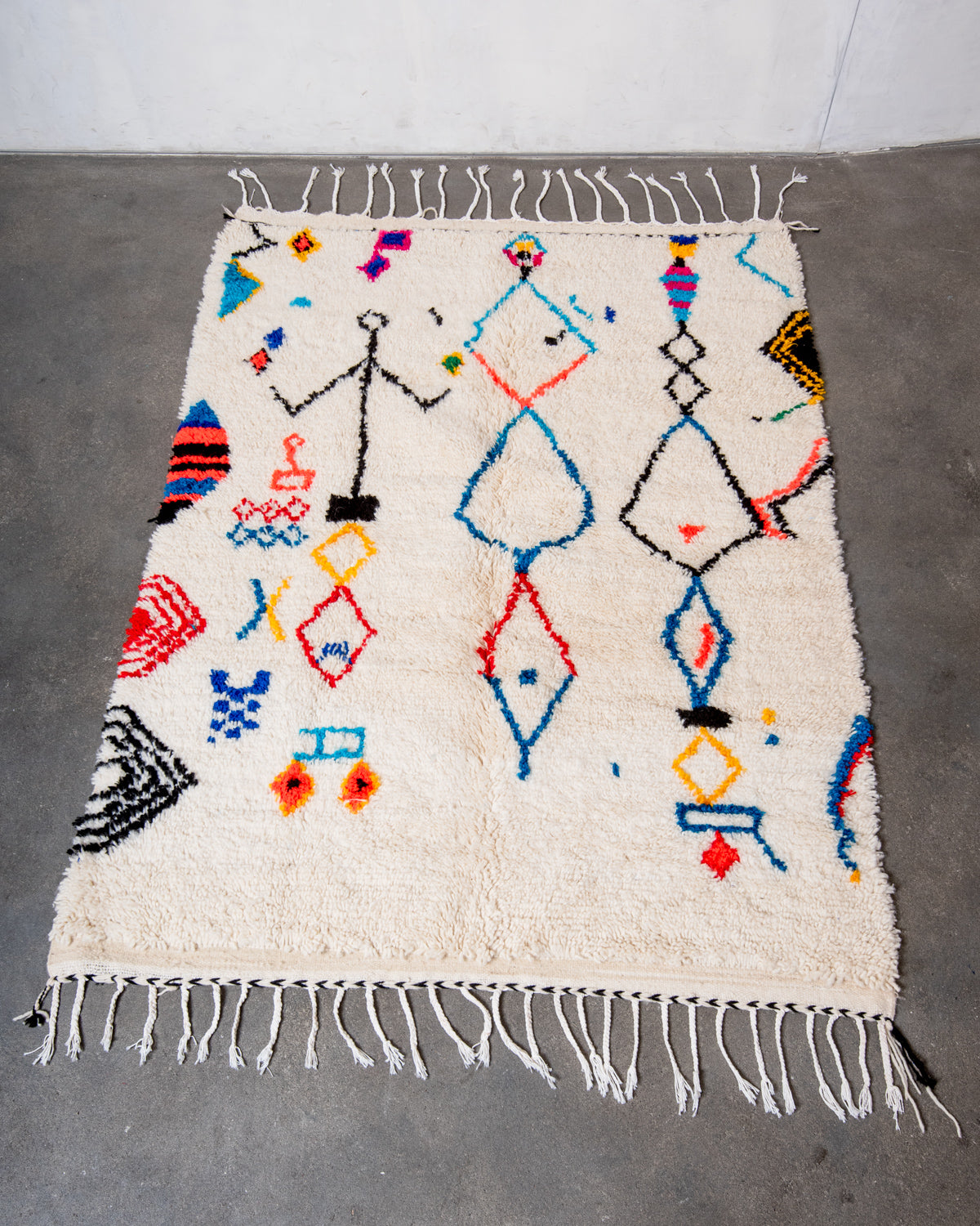 Modern designer handcrafted Berber rug from Morocco. Azilal rug with beautiful colors and patterns. Made of sheep’s wool and colourful cotton.